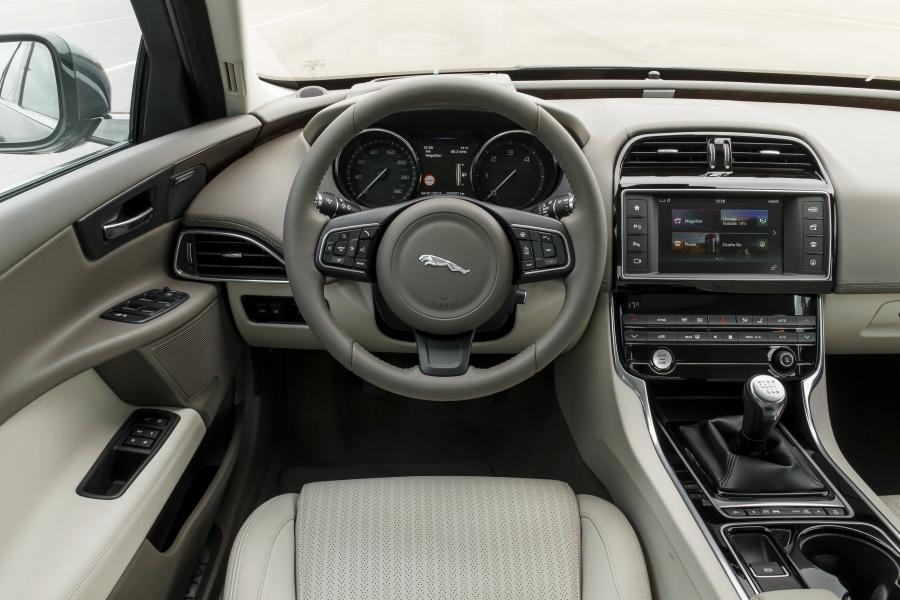  Jaguar XE Portfolio 2015 года  (фото 19 из 30)